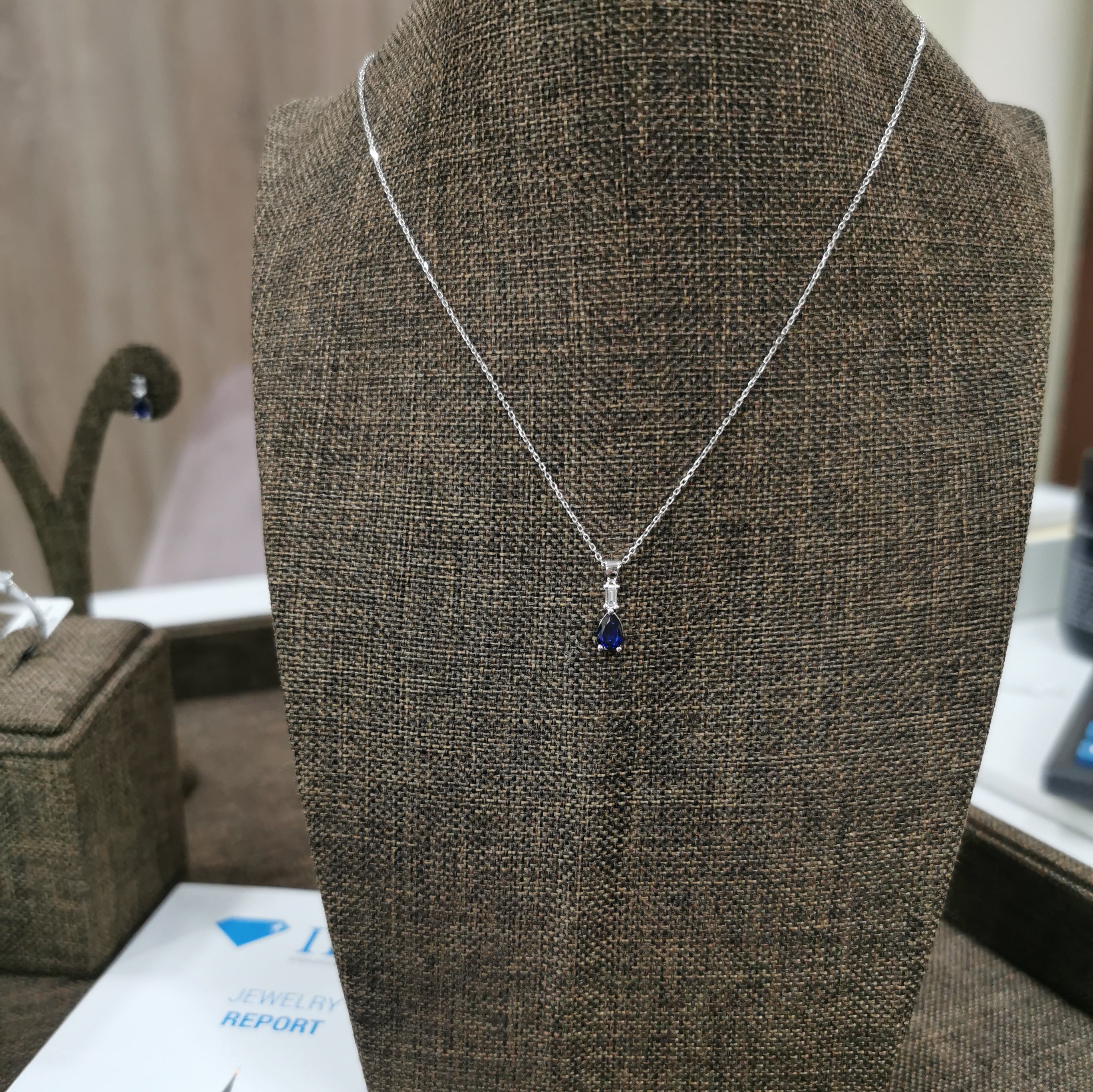 Висулка със сапфир и диаманти 0.61 карата